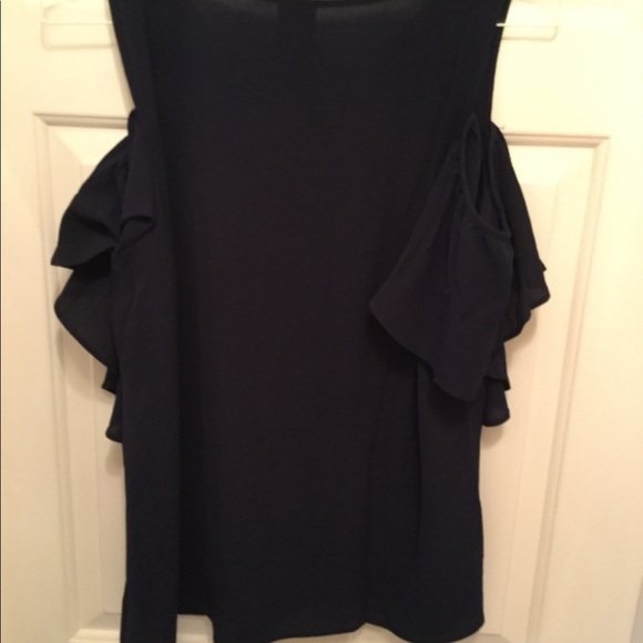 Cold shoulder top.   Never warn - Picture 2 of 3